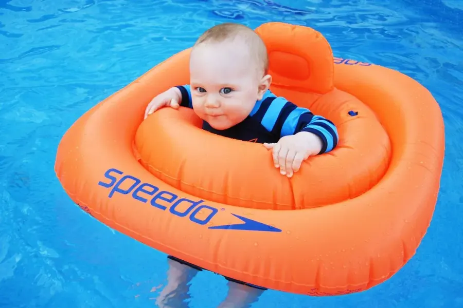 Bébé dans une bouée