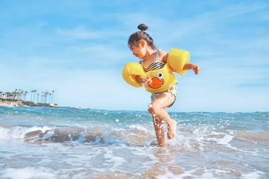 enfant jouant dans l'eau