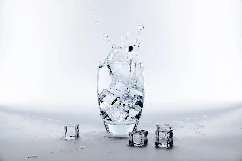 Verre d'eau et glaçons