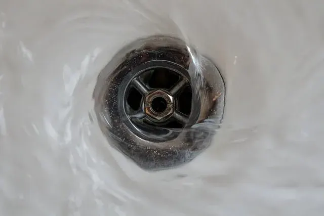 Eau qui s'écoule dans un lavabo sans bouchon