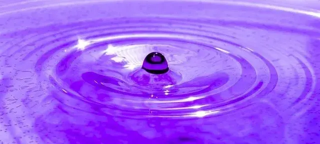 Goutte d'eau colorée en violet