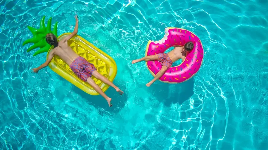 Endants sur des bouées géantes dans une piscine, vue de haut